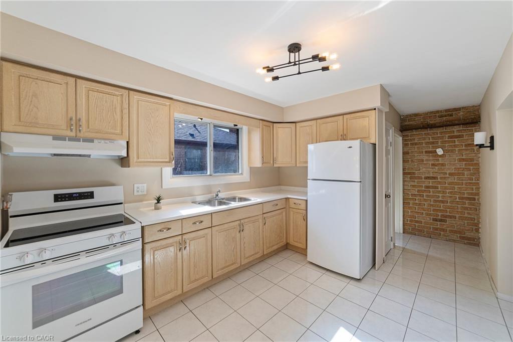131 Sanatorium Road, Hamilton, ON - Indoor Photo Showing Kitchen With Double Sink