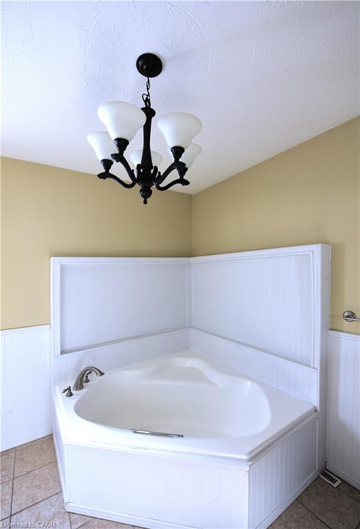 1448 Upper Ottawa Street, Hamilton, ON - Indoor Photo Showing Bathroom