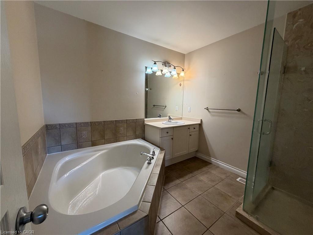 55-105 Pinnacle Drive, Kitchener, ON - Indoor Photo Showing Bathroom