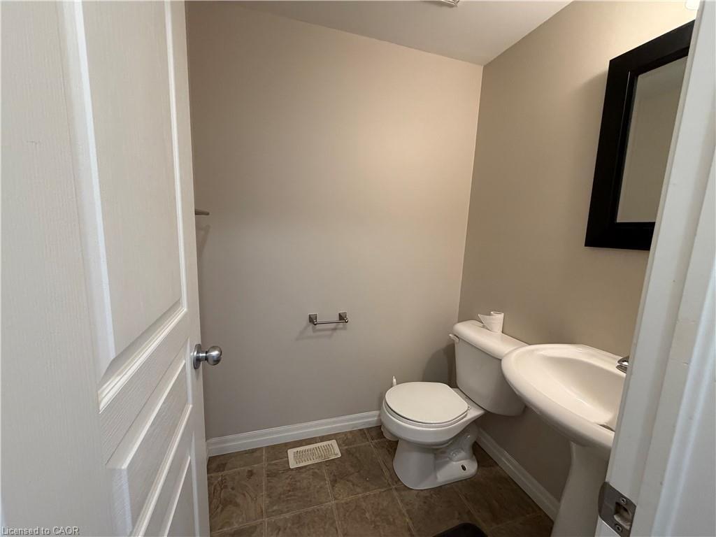 55-105 Pinnacle Drive, Kitchener, ON - Indoor Photo Showing Bathroom