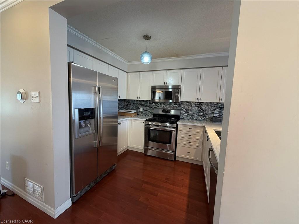 55-105 Pinnacle Drive, Kitchener, ON - Indoor Photo Showing Kitchen With Upgraded Kitchen
