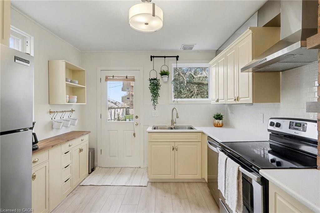 39 Fielden Avenue, Port Colborne, ON - Indoor Photo Showing Kitchen With Double Sink