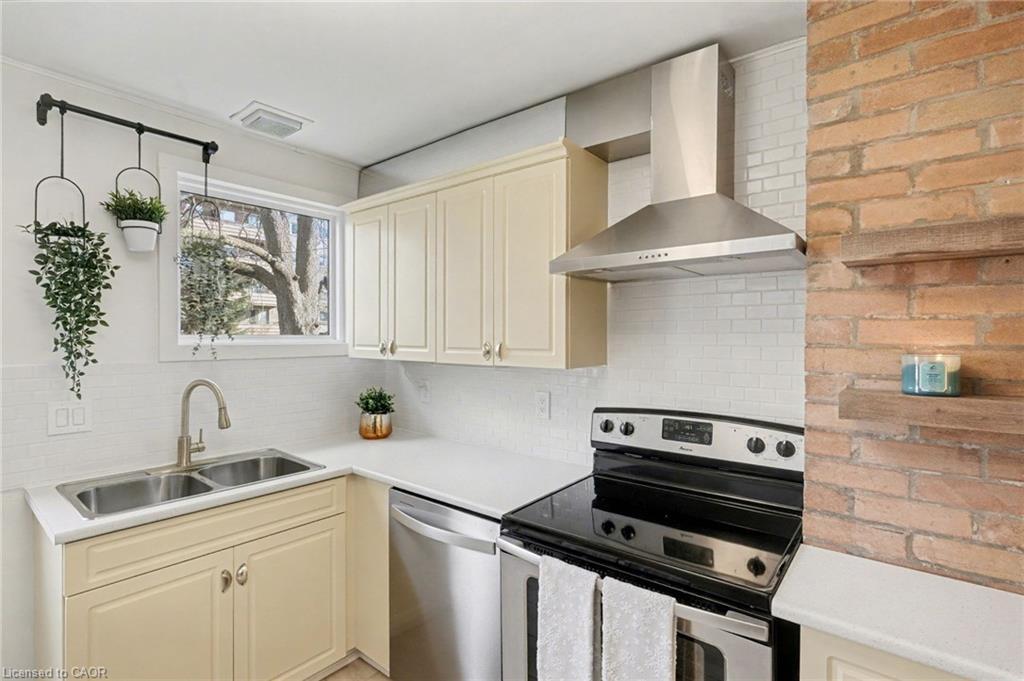 39 Fielden Avenue, Port Colborne, ON - Indoor Photo Showing Kitchen With Double Sink