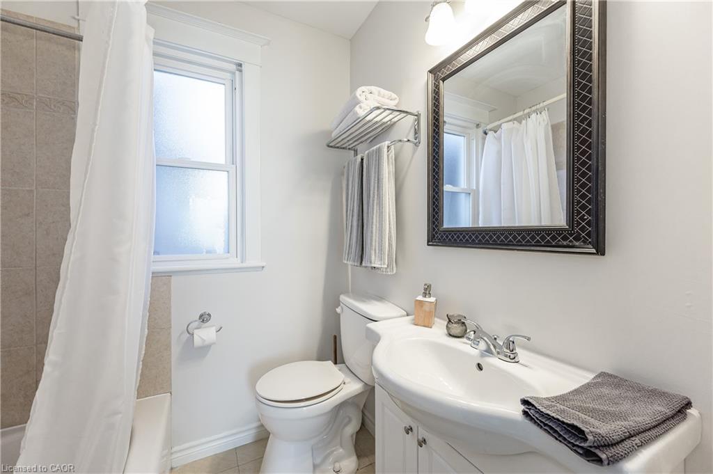 257 Tragina Avenue N, Hamilton, ON - Indoor Photo Showing Bathroom