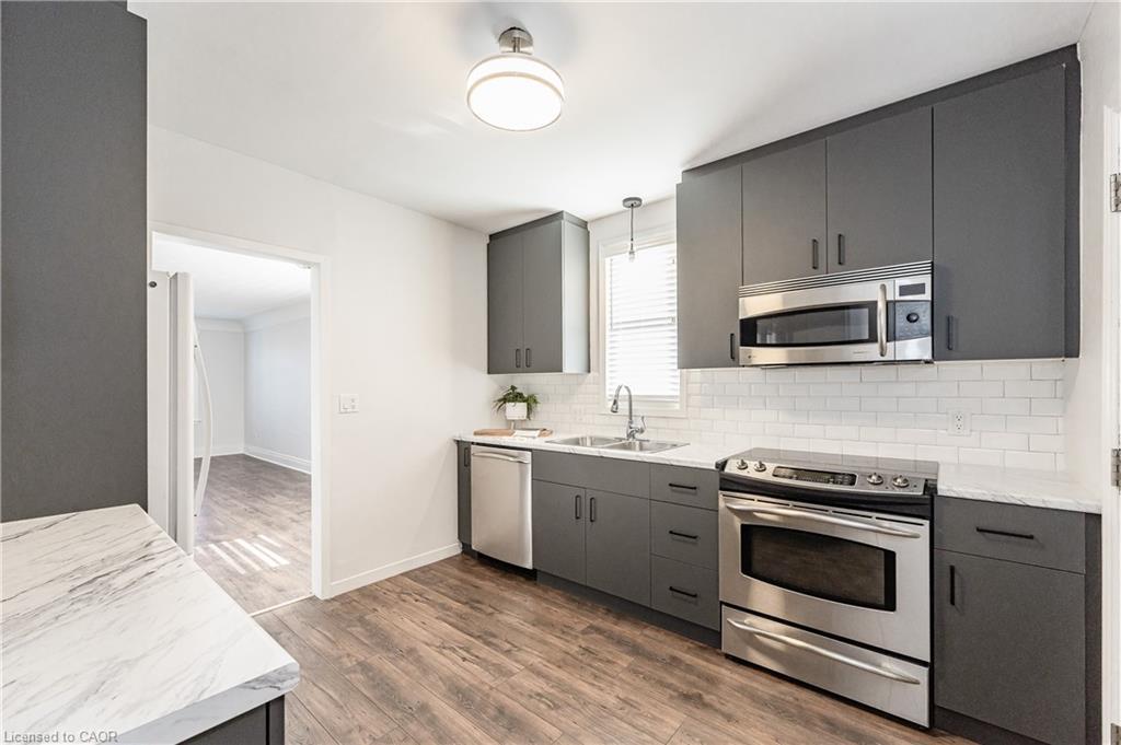 257 Tragina Avenue N, Hamilton, ON - Indoor Photo Showing Kitchen With Double Sink