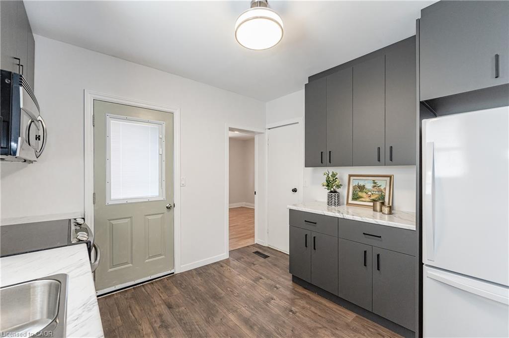 257 Tragina Avenue N, Hamilton, ON - Indoor Photo Showing Kitchen