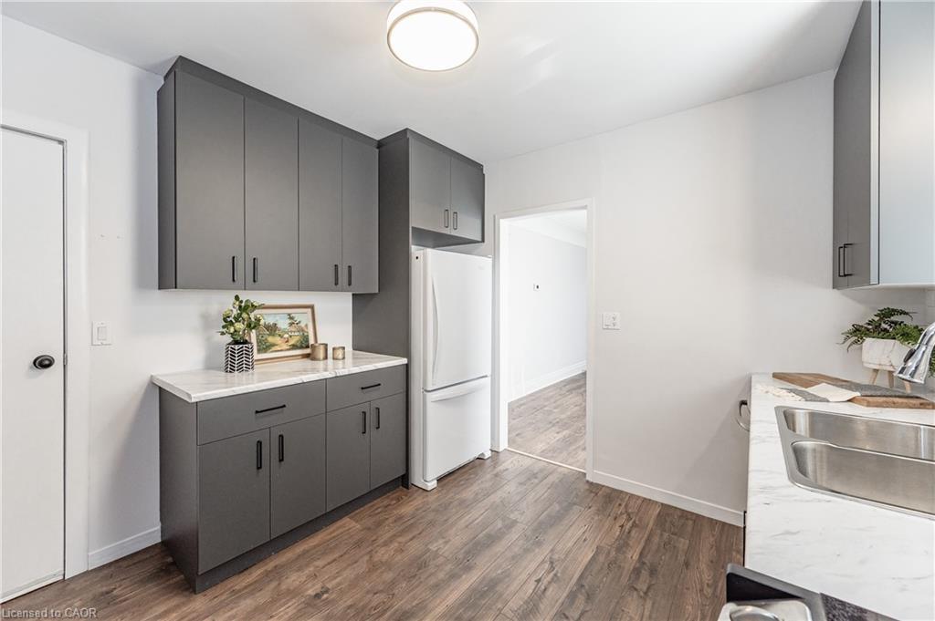 257 Tragina Avenue N, Hamilton, ON - Indoor Photo Showing Kitchen
