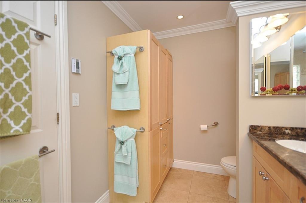 225 Forestwood Drive, Oakville, ON - Indoor Photo Showing Bathroom