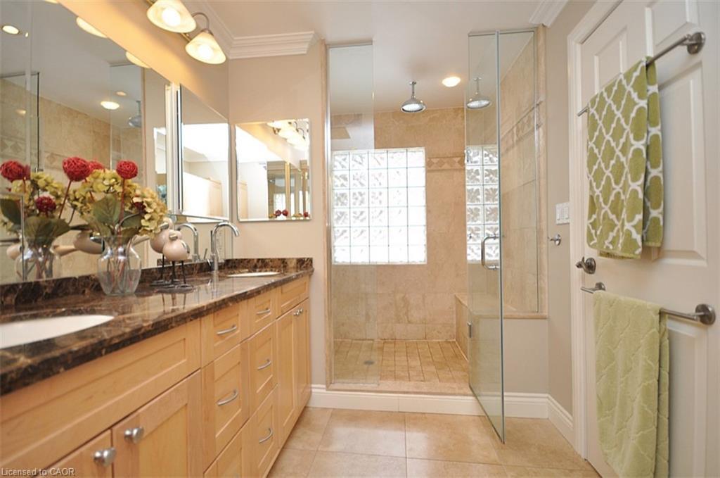 225 Forestwood Drive, Oakville, ON - Indoor Photo Showing Bathroom
