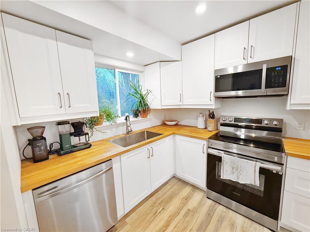 A-31 Clearview Drive, Cambridge, ON - Indoor Photo Showing Kitchen