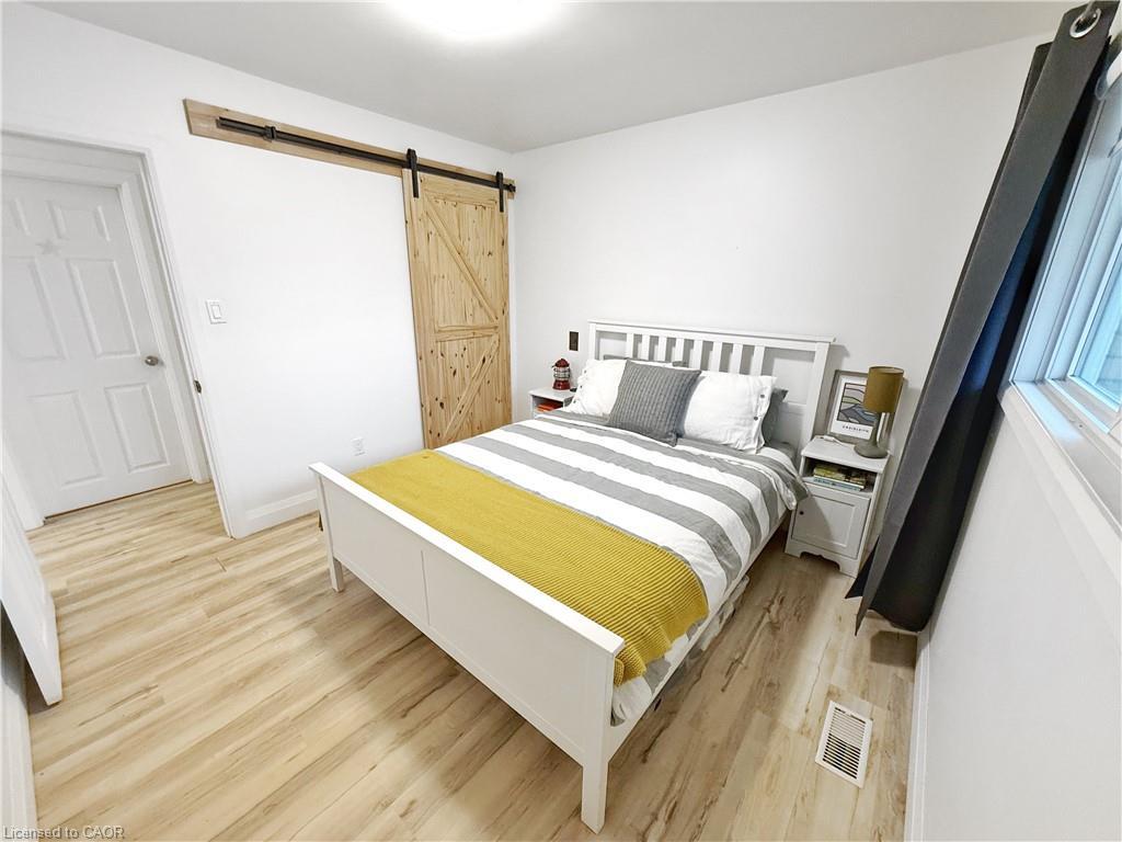 A-31 Clearview Drive, Cambridge, ON - Indoor Photo Showing Bedroom