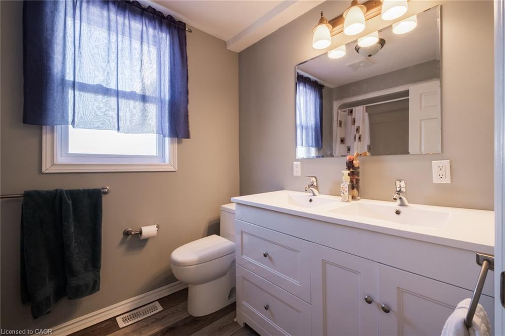 404 Queensway W, Simcoe, ON - Indoor Photo Showing Bathroom