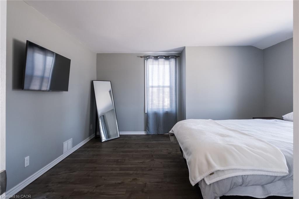 404 Queensway W, Simcoe, ON - Indoor Photo Showing Bedroom