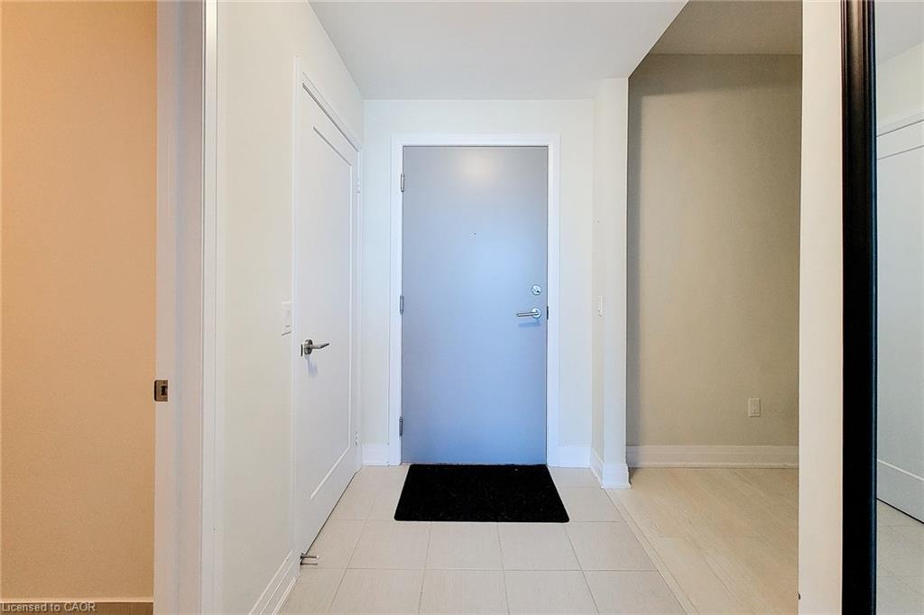 810-16 Concord Place, Grimsby, ON - Indoor Photo Showing Other Room