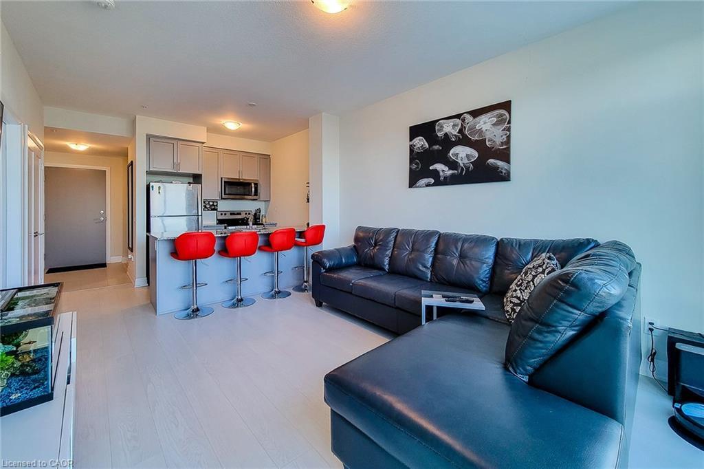 810-16 Concord Place, Grimsby, ON - Indoor Photo Showing Living Room