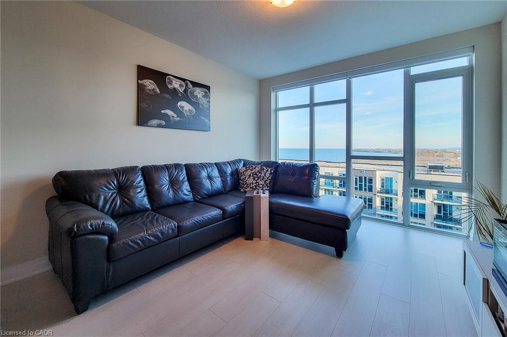 810-16 Concord Place, Grimsby, ON - Indoor Photo Showing Living Room