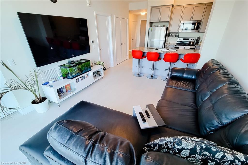 810-16 Concord Place, Grimsby, ON - Indoor Photo Showing Other Room