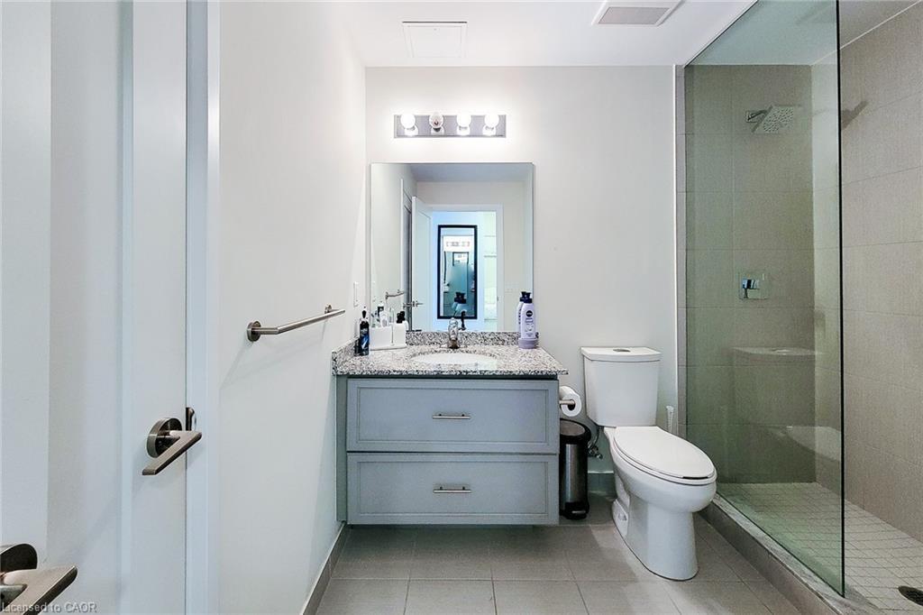 810-16 Concord Place, Grimsby, ON - Indoor Photo Showing Bathroom