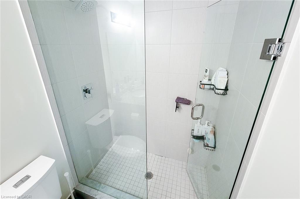 810-16 Concord Place, Grimsby, ON - Indoor Photo Showing Bathroom