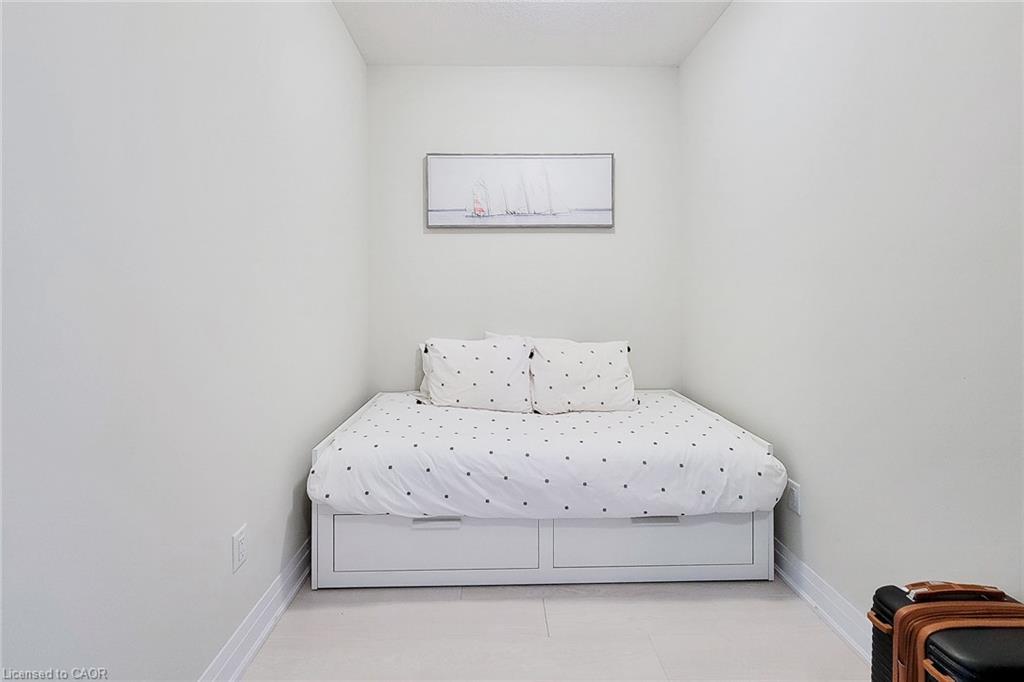 810-16 Concord Place, Grimsby, ON - Indoor Photo Showing Bedroom