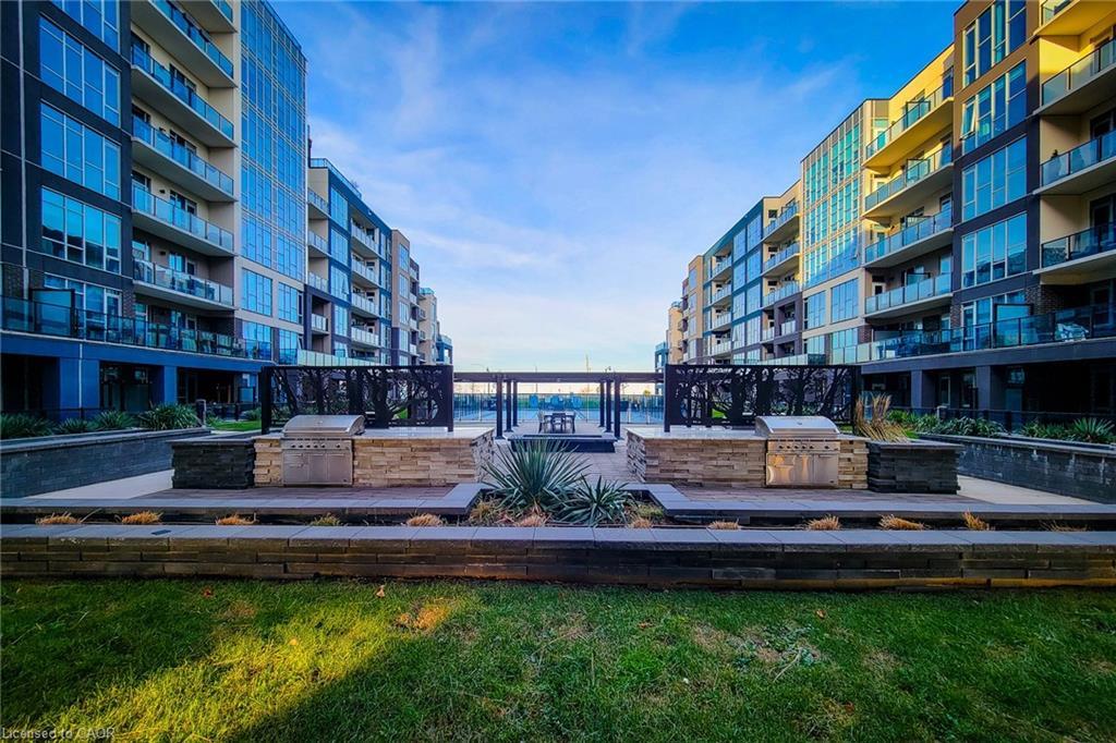 810-16 Concord Place, Grimsby, ON - Outdoor