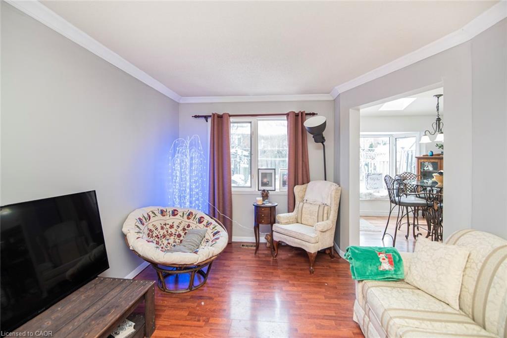 28 Perthshire Court, Hamilton, ON - Indoor Photo Showing Living Room