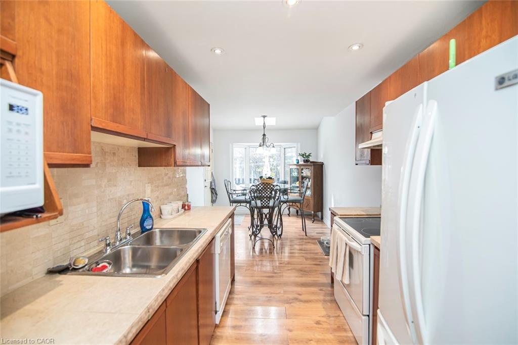28 Perthshire Court, Hamilton, ON - Indoor Photo Showing Kitchen With Double Sink