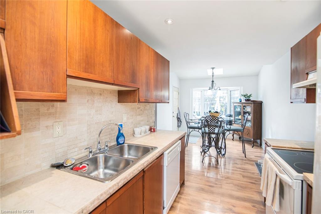 28 Perthshire Court, Hamilton, ON - Indoor Photo Showing Kitchen With Double Sink