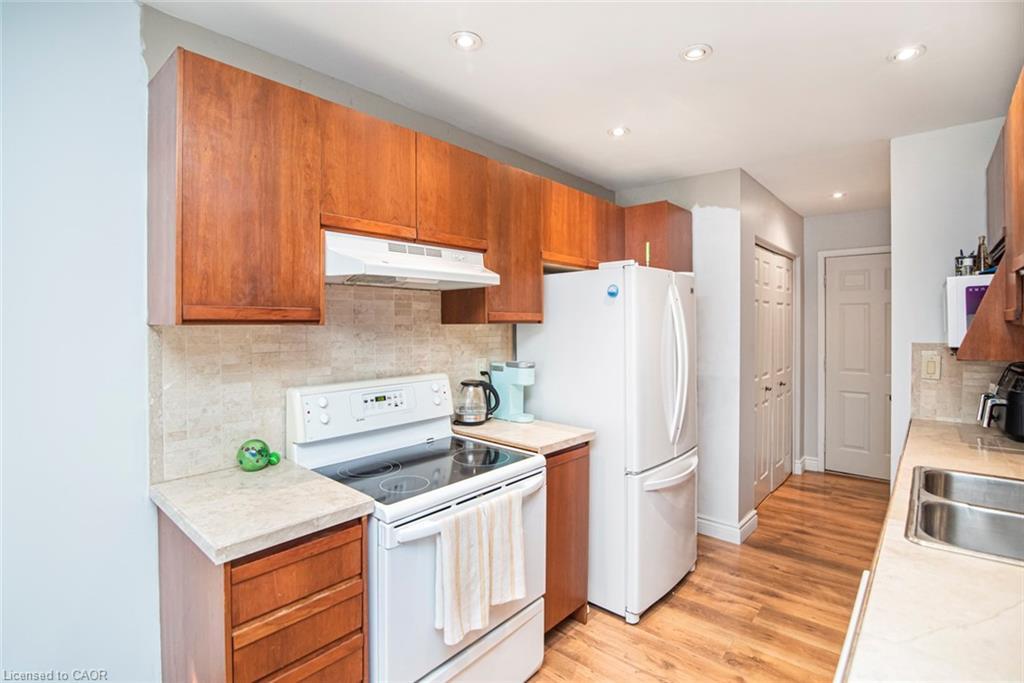 28 Perthshire Court, Hamilton, ON - Indoor Photo Showing Kitchen With Double Sink