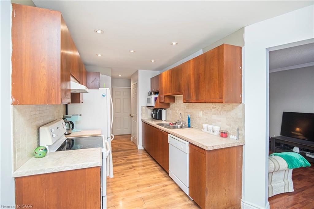 28 Perthshire Court, Hamilton, ON - Indoor Photo Showing Kitchen