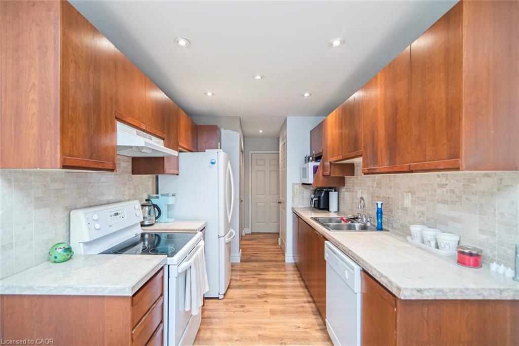 28 Perthshire Court, Hamilton, ON - Indoor Photo Showing Kitchen With Double Sink