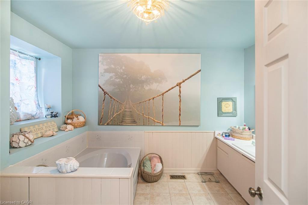 28 Perthshire Court, Hamilton, ON - Indoor Photo Showing Bathroom