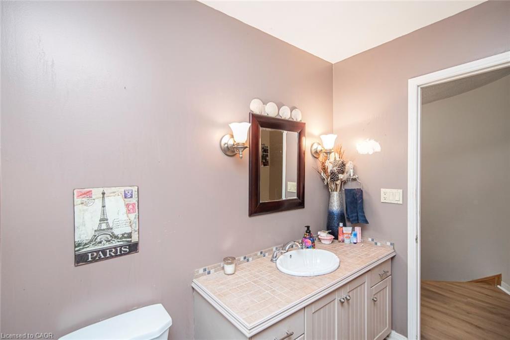 28 Perthshire Court, Hamilton, ON - Indoor Photo Showing Bathroom