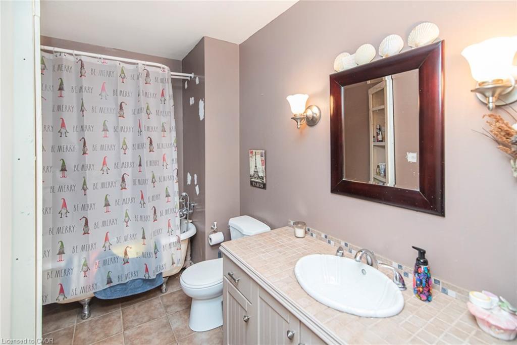 28 Perthshire Court, Hamilton, ON - Indoor Photo Showing Bathroom