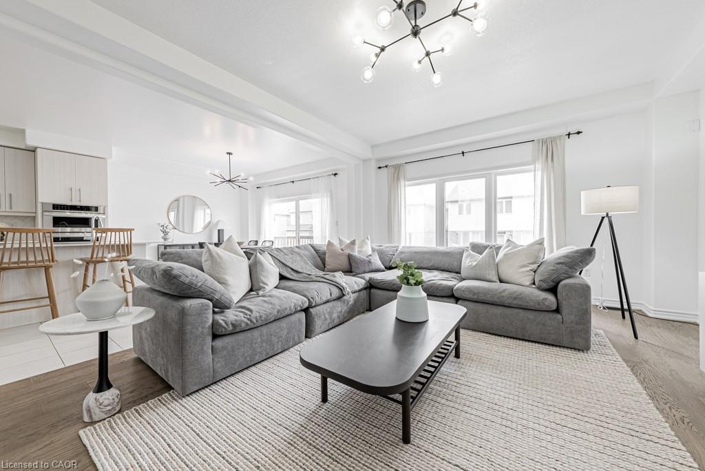462 Blackburn Drive, Brantford, ON - Indoor Photo Showing Living Room