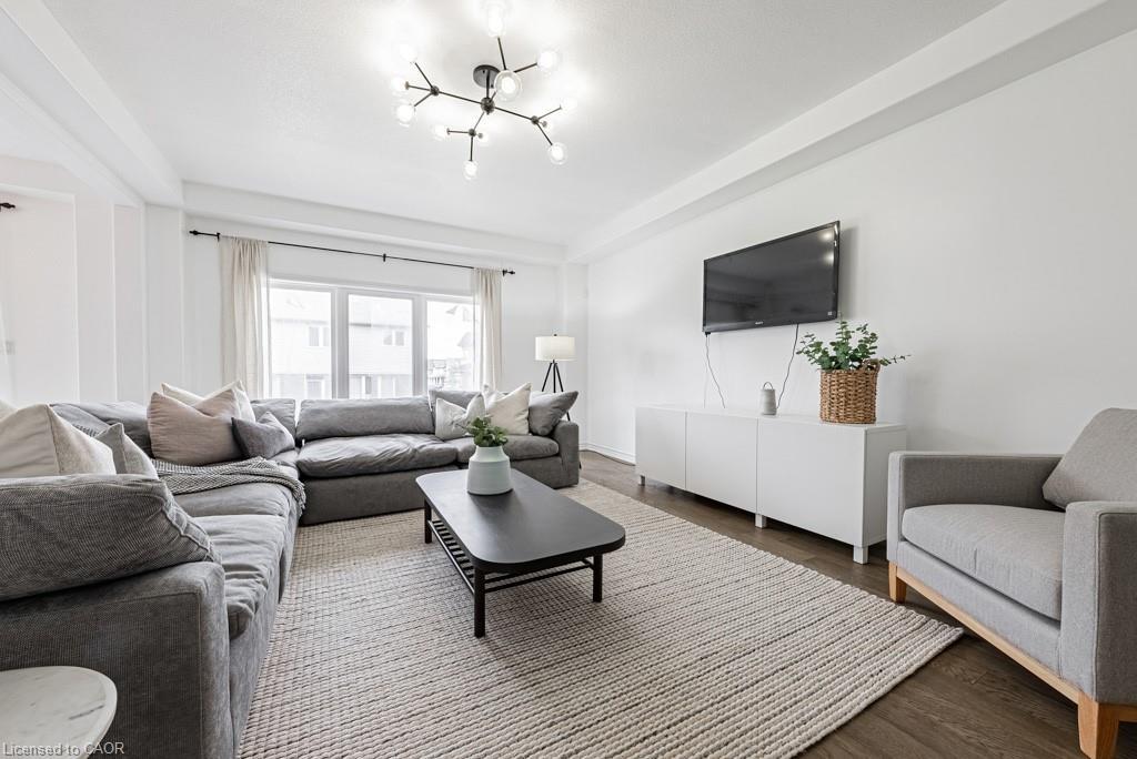462 Blackburn Drive, Brantford, ON - Indoor Photo Showing Living Room