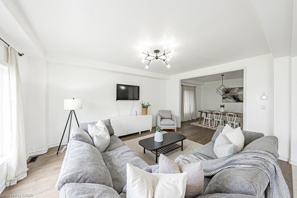 462 Blackburn Drive, Brantford, ON - Indoor Photo Showing Living Room