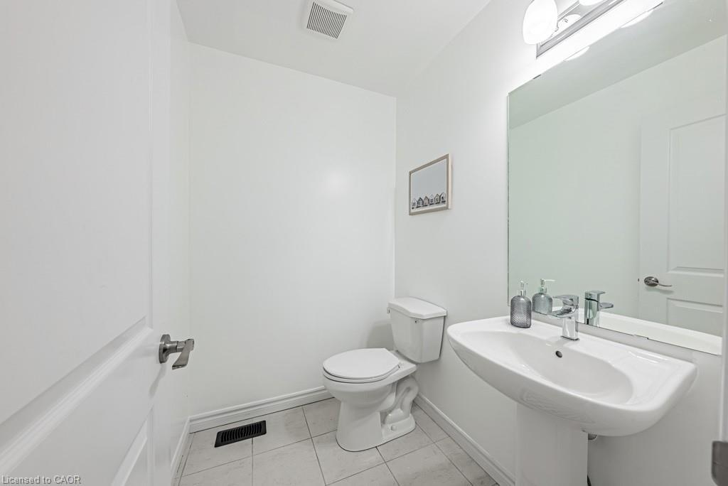462 Blackburn Drive, Brantford, ON - Indoor Photo Showing Bathroom