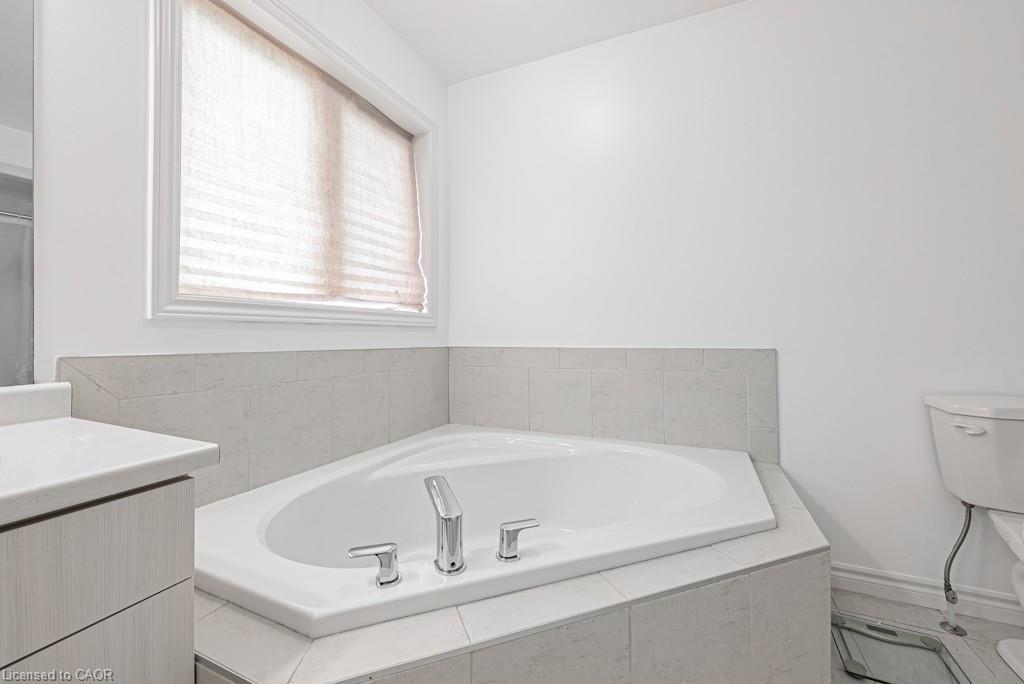 462 Blackburn Drive, Brantford, ON - Indoor Photo Showing Bathroom