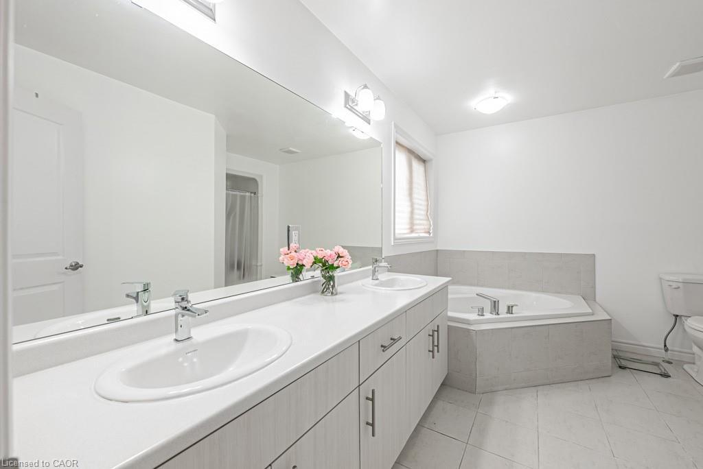 462 Blackburn Drive, Brantford, ON - Indoor Photo Showing Bathroom