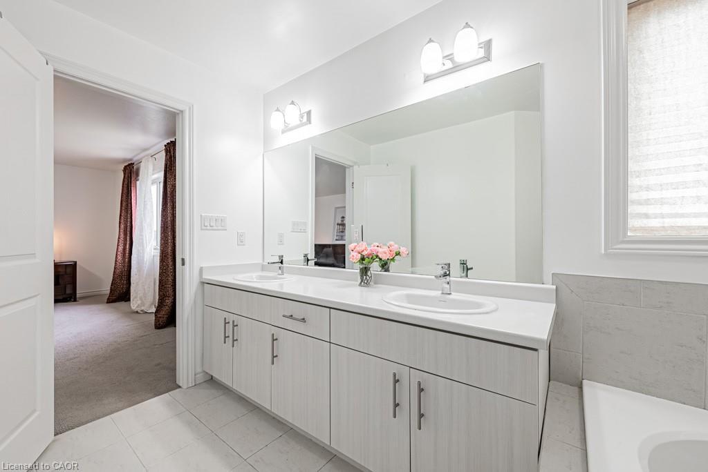 462 Blackburn Drive, Brantford, ON - Indoor Photo Showing Bathroom