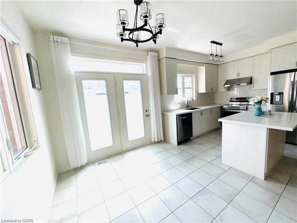 112 Skinner Road, Hamilton, ON - Indoor Photo Showing Kitchen With Upgraded Kitchen
