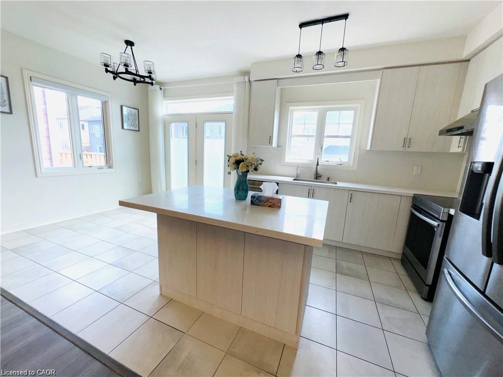 112 Skinner Road, Hamilton, ON - Indoor Photo Showing Kitchen