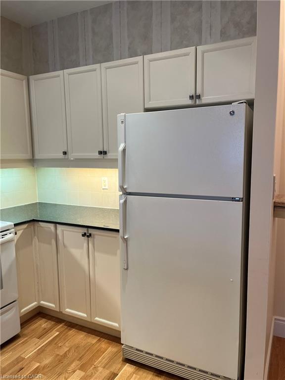 419-1 Leaside Park Drive, Toronto, ON - Indoor Photo Showing Kitchen