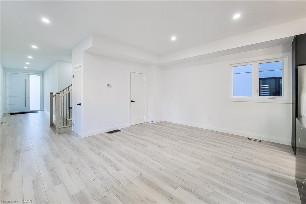 8 Devonport Street, Hamilton, ON - Indoor Photo Showing Other Room