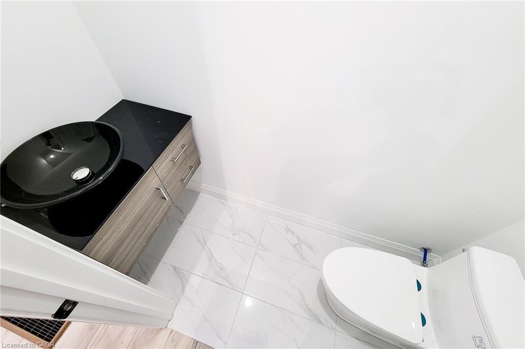 8 Devonport Street, Hamilton, ON - Indoor Photo Showing Bathroom