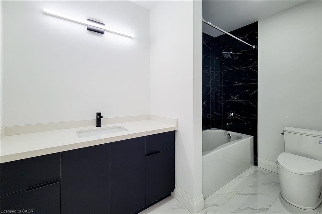 8 Devonport Street, Hamilton, ON - Indoor Photo Showing Bathroom