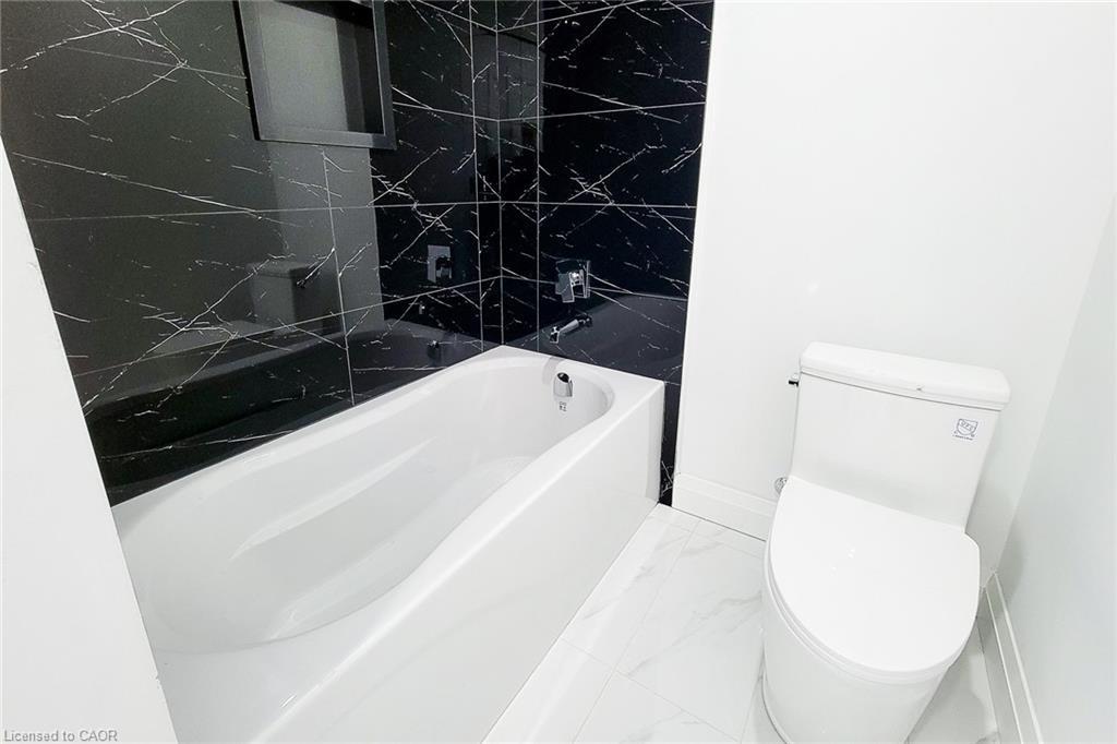 8 Devonport Street, Hamilton, ON - Indoor Photo Showing Bathroom