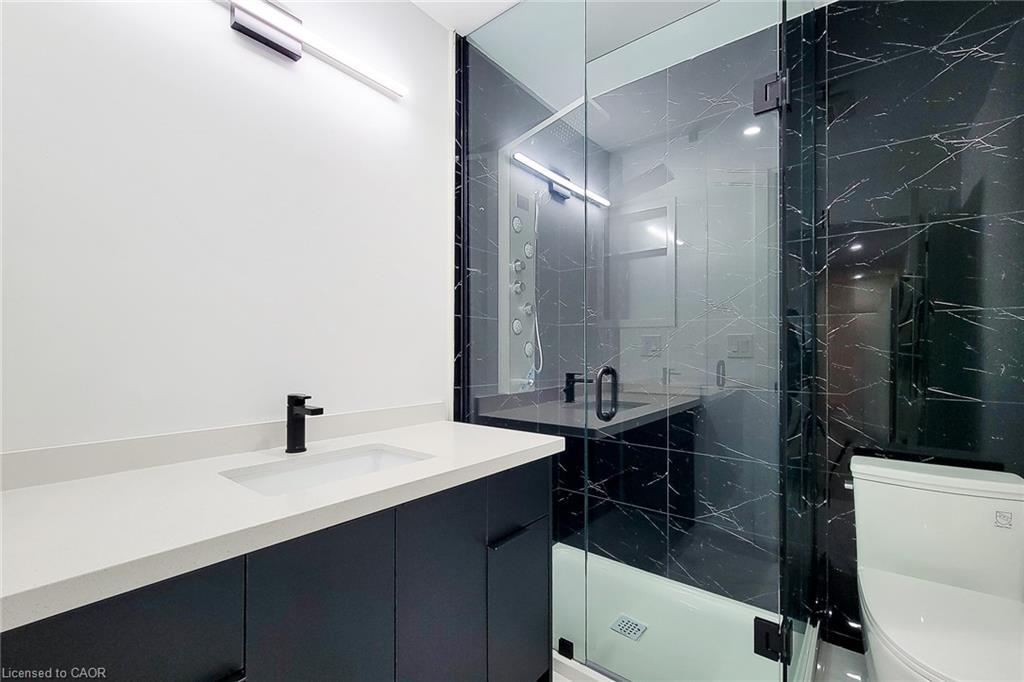 8 Devonport Street, Hamilton, ON - Indoor Photo Showing Bathroom