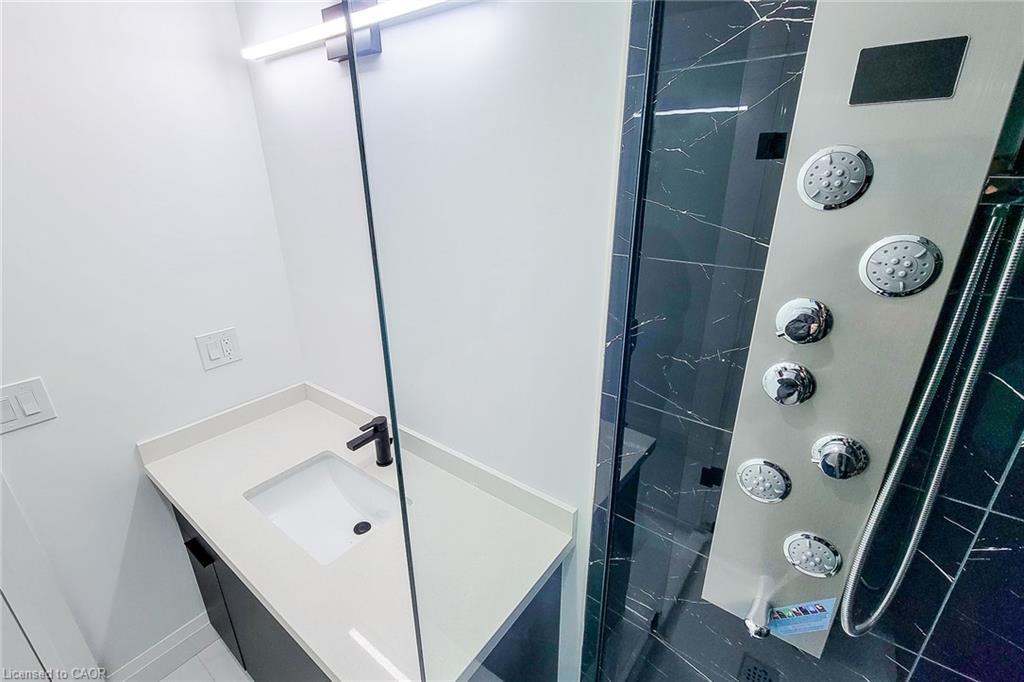 8 Devonport Street, Hamilton, ON - Indoor Photo Showing Bathroom